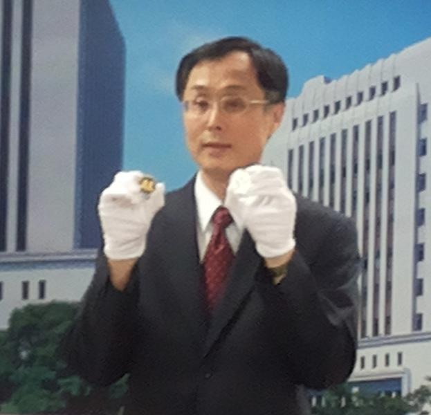 中央銀行發行局長施遵驊展示這次發行的紀念幣。(photo by 謝宜帆/台灣醒報)