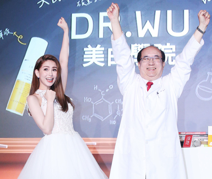 昆凌與皮膚科醫師吳英俊重新搬演廣告俏皮的橋段。(photo by 謝宜帆/台灣醒報)