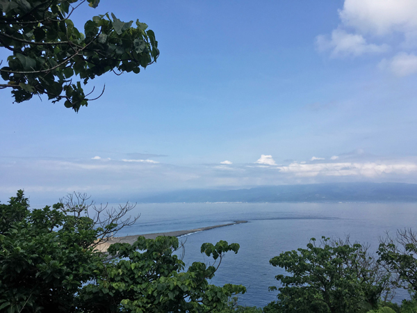 從龜山島就可遙望台灣本島,龜尾的龜卵石還會因季風風向的不同,而改變擺尾方向。(photo by 鄭羿菲/台灣醒報)