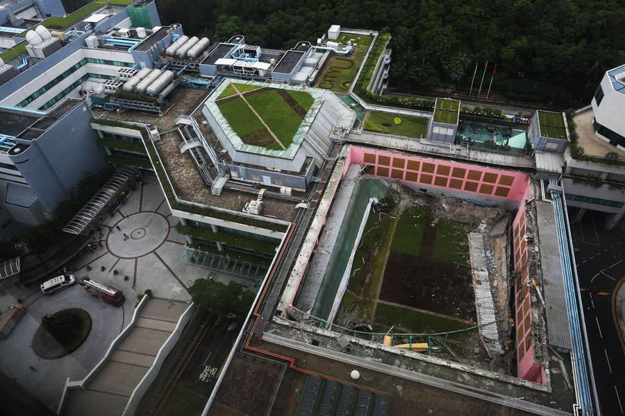 城市大學內體育館塌下的屋頂,範圍達270多坪,體育館同時也是個綜合會堂,常常用作舉辦各樣活動,意外沒有造成師生死亡,是不幸中之大幸。(photo by城市大學天花倒塌事件校友關注組)