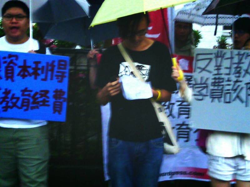 反教育商品化聯盟14日到教育部抗議,要求審議會退回學雜費調漲案。(photo by 許洪福/台灣醒報)