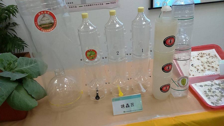 農委會毒物試驗所研發的誘捕瓶,材料便宜且製作簡單,目前正積極推廣中。(Photo by 吳和謙/台灣醒報)
