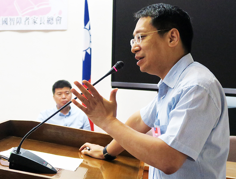 台大兒童胸腔加護科醫師呂立表示,政策需要重新思考侵入性治療與非侵入性治療的定義。(photo by 林亭妤∕台灣醒報)
