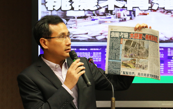 民進黨立委鄭運鵬踢爆桃機公司以前出包事件沒有懲處,交通部長賀陳旦表示,將會繼續追究。(photo by 鄭羿菲/台灣醒報)