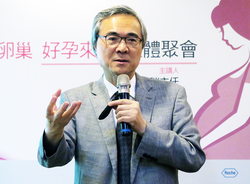 台北醫學大學醫學院院長曾啓瑞14日在記者會上表示,女性卵巢功能早衰,讓更年期跟著提早到來。(photo by 林亭妤/台灣醒報)