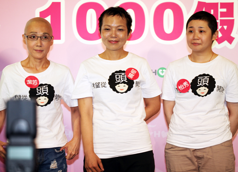 3名因化療而掉髮的病友,25日在記者會上勇敢摘掉假髮,表示假髮是讓她們找回自信的主因。(photo by 盧明正/台灣醒報)
