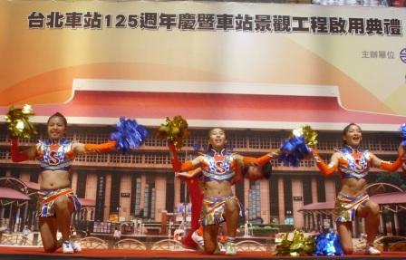 世新大學啦啦隊在台北車站前廣場跳出青春、舞出活力。(photo by 陳信羽/台灣醒報)