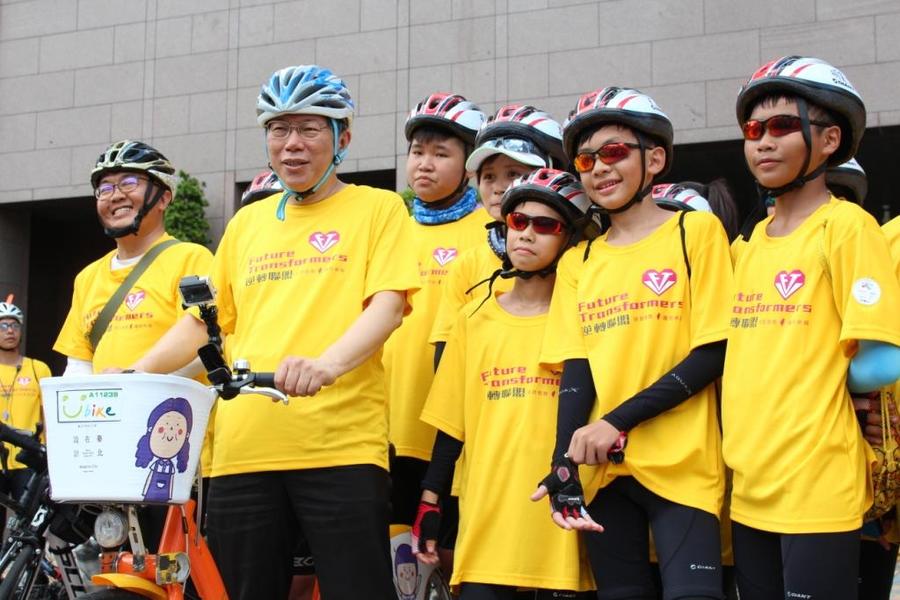 台北市長柯文哲,帶領參與祈島計畫的小朋友一同試騎台北市剛完工的三橫三縱自行車道。(Photo by 吳和謙/台灣醒報)