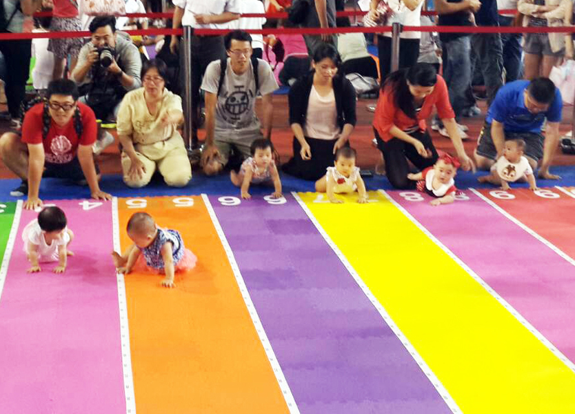 國健署舉辦「寶寶爬行大賽」,寶寶們蓄勢待發。(photo by 國健署提供)
