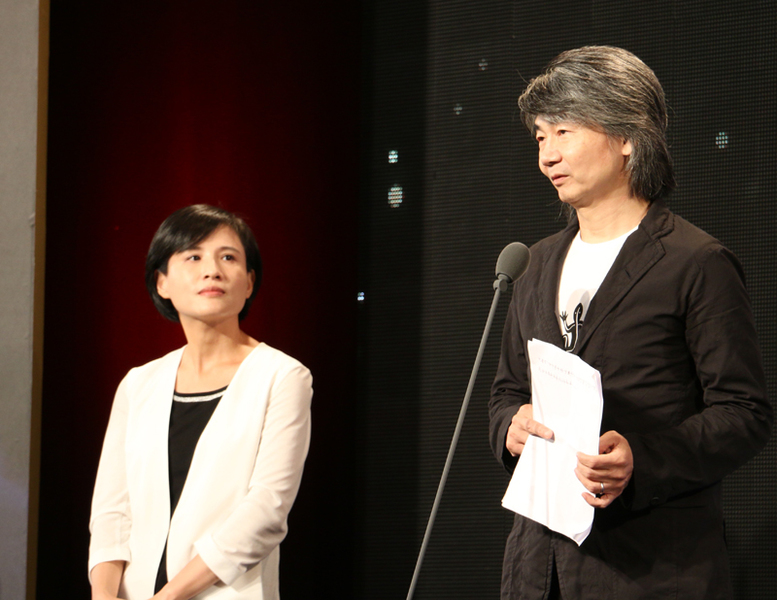 創作《澀女郎》等膾炙人口作品的漫畫家朱德庸(右)自嘲,只要在一個產業賴得夠久了,別人就會不好意思不頒獎給你。(photo by 鄭羿菲/台灣醒報)