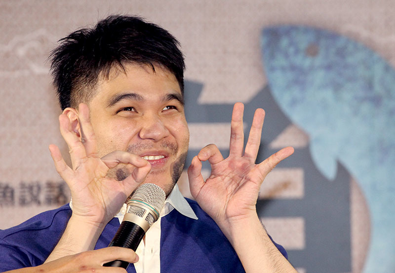 視障鋼琴家黃裕翔出席文化部推動身心障礙者文化參與記者會,他在台上公開比出「貓」的手語姿勢。(photo by盧明正/台灣醒報)