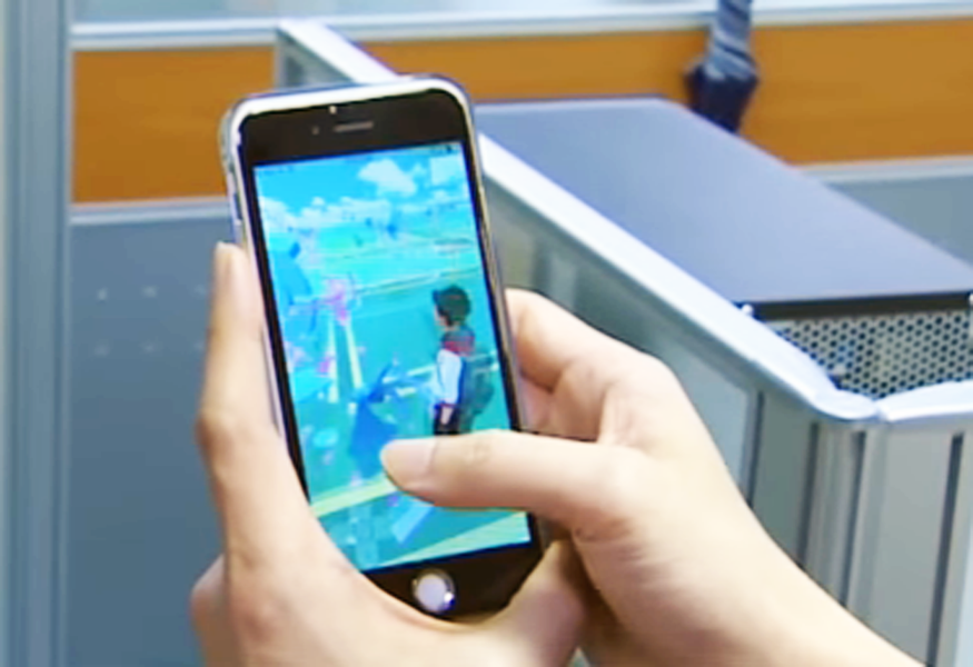 手機遊戲Pokemon Go登場2天就全台瘋行,醫師們呼籲,交通繁雜地帶務必注意安全。(photo by 東森新聞影片截圖)