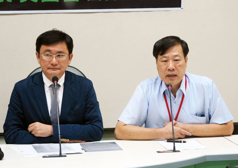 立委黃國書(左)22日召開記者會表示,下會期他將提出《國民體育法》修法。(photo by 林亭妤/台灣醒報)
