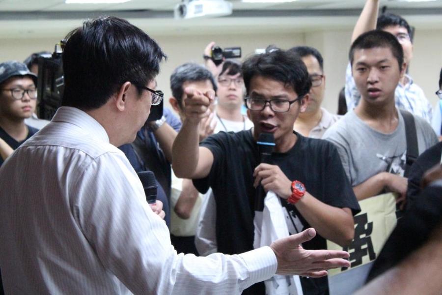 圖說:工鬥陣線於勞基法座談會時,與勞動部次長郭國文爆發激烈口角。(Photo by 吳和謙/台灣醒報)