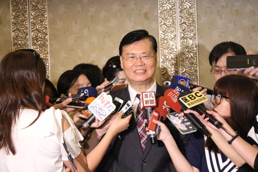 金管會主委丁克華在公開活動後,接受媒體一連串有關兆豐銀案的聯訪。(Photo by 吳和謙/台灣醒報)