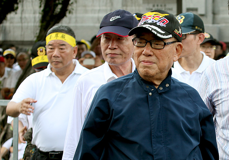 前行政院長郝柏村以退伍軍人身分參加九三大遊行,表達「和大家站在一起!」。(photo by 盧明正/台灣醒報)