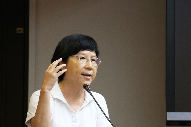 推動長著政策的前行政院政務委員、台大社工所教授馮燕認為,政府得改變社會對長期照顧服務員的沒專業、薪資低、辛勞的印象。(photo by 鄭羿菲/台灣醒報)