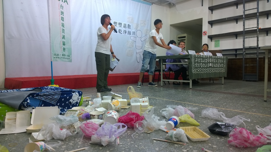 台灣環境資訊協會21日召開「塑塑退散,還我乾淨海洋」記者會,呼籲從源頭減量塑膠袋使用。(photo by 盧明正/台灣醒報)