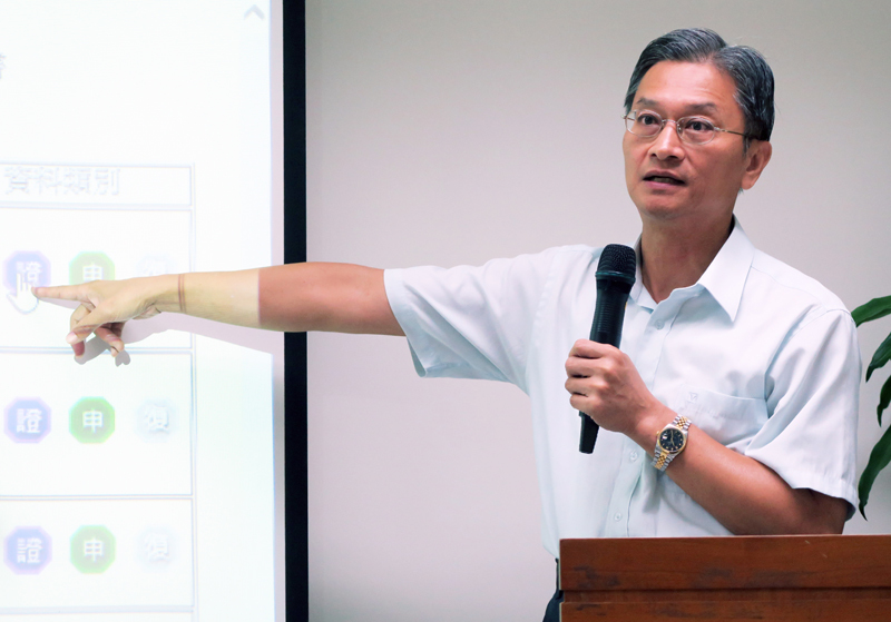 環保署解說民眾如何使用「水污法相關資訊公開平台」三大類資訊。圖為水保處長葉俊宏。(photo by 林亭妤/台灣醒報)