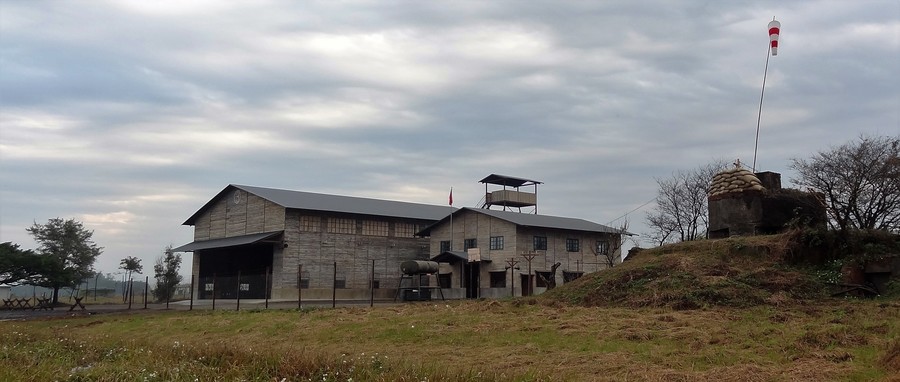 曹瑞原談到當初拍攝《一把青》時,已經在桃園、高雄造飛機、蓋機場, 所有工作人員都已經進劇組開始做籌備工作,卻發現還有一億多的資金沒到位。(photo by google image)