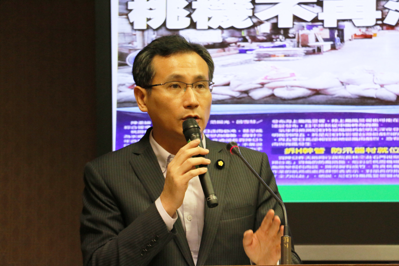 民進黨立委鄭運鵬質疑復興航空在海馬颱風期間,轉降松山機場又不讓乘客下機入境,顯然沒考慮到乘客情緒。(photo by 鄭羿菲/台灣醒報)