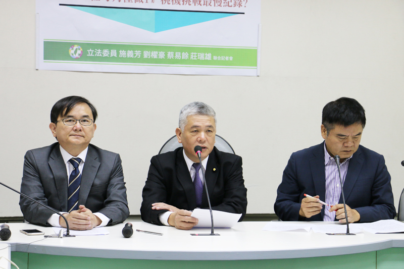 民進黨立委指責桃機滑行道工程緩慢,負責工程的國道新建工程局則預計,明年3月追上既定進度。(photo by 鄭羿菲/台灣醒報)