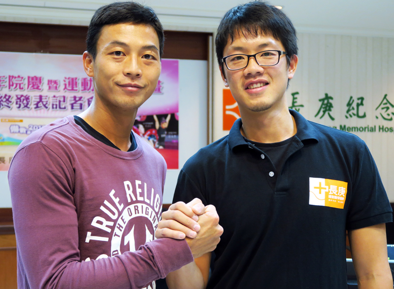 我國網球一哥盧彥勳口上說不想和防護師合照,但互動中可見兩人感情好。(photo by 林亭妤/台灣醒報)