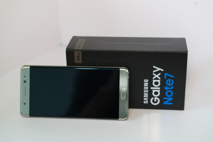 三星公司將召回爆炸事故頻傳的Galaxy Note 7手機430萬支,環團憂直接銷毀恐造成環境汙染和資源浪費。(photo by 綠色和平提供)