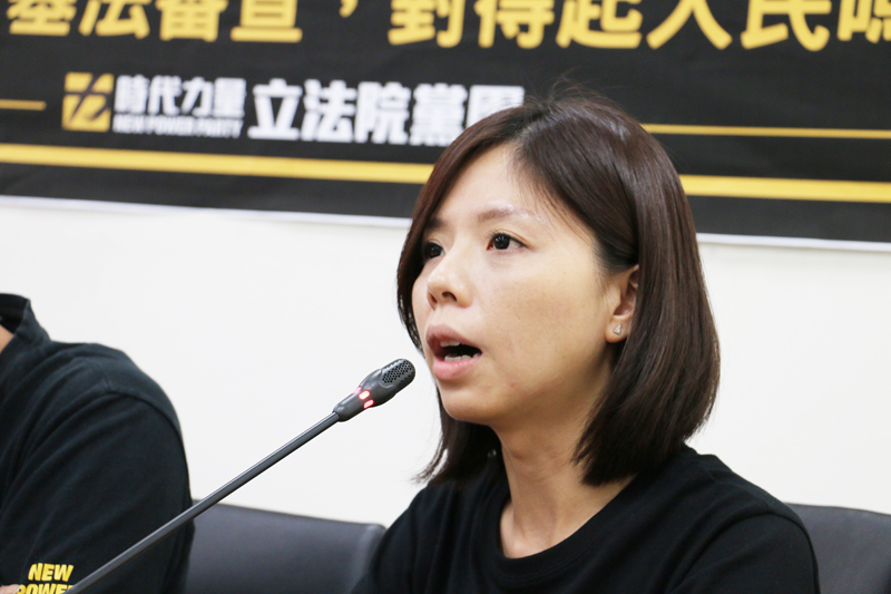 時代力量立委洪慈庸認為,衛福部以菸稅為長照財源,到底是要民眾抽煙挺長照,還是戒菸顧健康,讓人感到模糊不清。( photo by 鄭羿菲/台灣醒報)