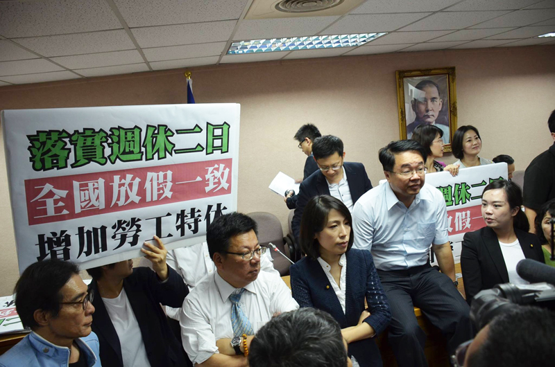 「一例一休」爭議讓朝野政黨無法互信僵持不下,在野黨認為,召開公聽會、修正議事錄是解套的不二法門。(photo by 國民黨立法院黨團臉書)