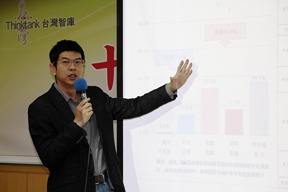 周永鴻講解民調結果。(photo by 盧明正/台灣醒報)