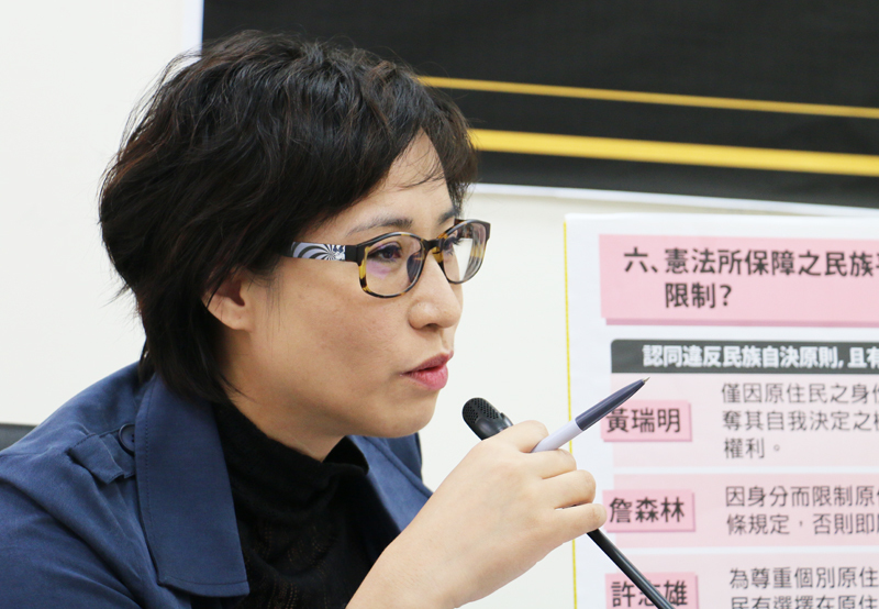 時代力量立委高潞•以用播放民進黨多位立委在520執政前的質詢立場,讓勞動部長郭芳煜一時語塞。(photo by 鄭羿菲/台灣醒報)