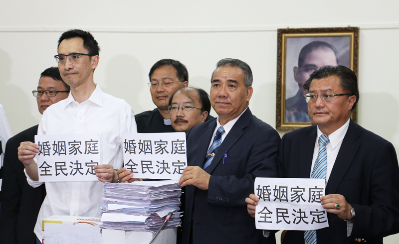 國民黨立委廖國棟等人接下南部教會牧者連署的陳情書。(photo by 鄭羿菲/台灣醒報)