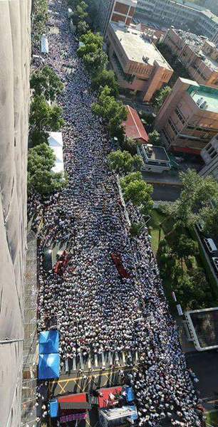 同婚民法修正案17日再次試圖於立法院推進闖關,立法院外,數萬保守派與宗教人士白衣集結請願。(photo by 網路截圖)