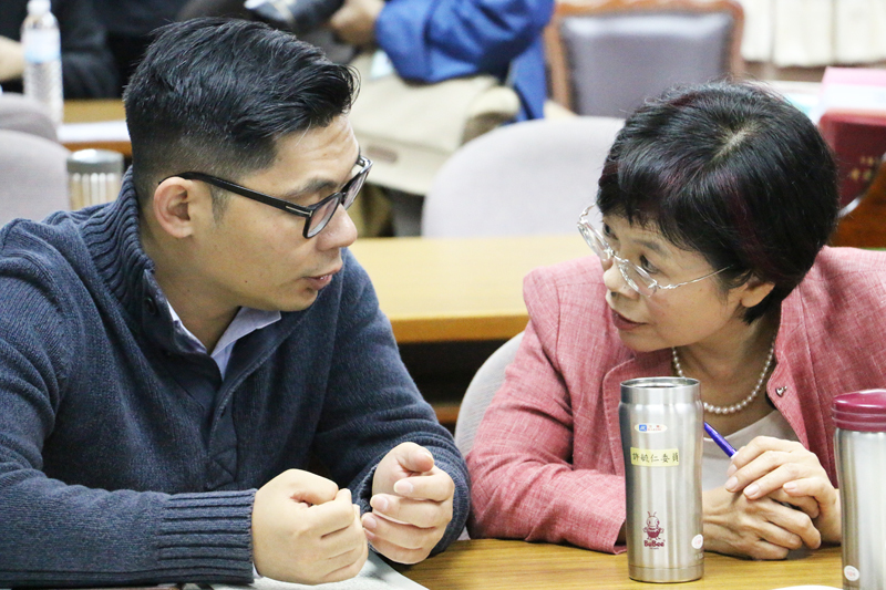 民進黨立委尤美女(右)主持的同婚法案第二場公聽會28日即將登場,反同婚方專家學者僅於12人,稍落後贊成方1人。(photo by 鄭羿菲/台灣醒報)