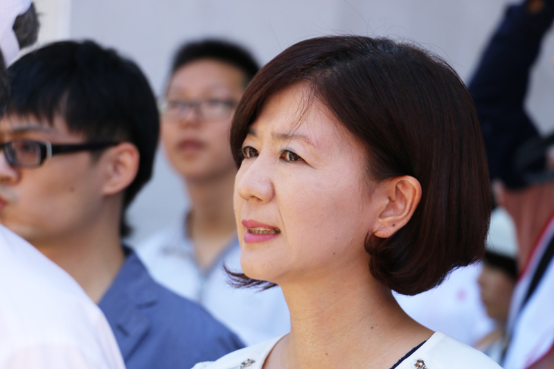 國民黨立委王育敏指出,健保局對僑外生還有盈餘,卻每年要調高保費達6千元,是政府自己打臉新南向政策。(photo by 鄭羿菲/台灣醒報)