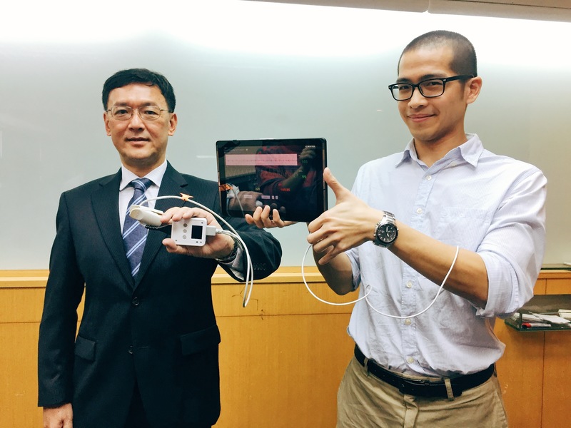國立中央大學生醫理工學院院長徐沺(左)及助理教授林澂等人研發「多重生理訊號監測儀」。(photo by 莊舒羽/台灣醒報)