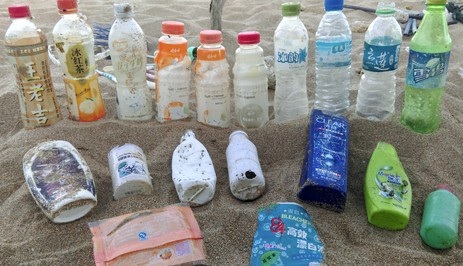 澎湖淨灘活動中,清出大量非我國的寶特瓶。(photo by 荒野保護協會提供)