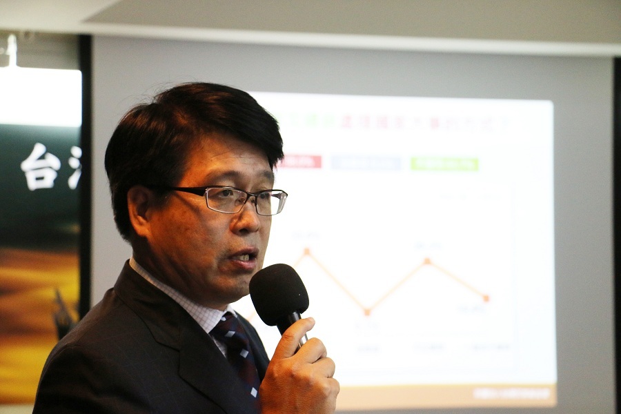 台灣民意基金會董事長游盈隆指出,12月份的同性婚姻民調中,反同方的聲勢大漲,在同婚民法的議題上反同超前挺同18.2%。(photo by 鄭羿菲/台灣醒報)