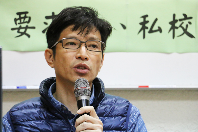 高教工會秘書長陳政亮指出,私校教師退休年金與公校教師相差一倍,但政府推出的法案卻漠視、不改善。(photo by 鄭羿菲/台灣醒報)