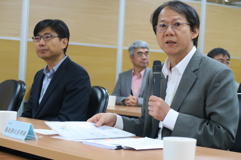 科技部政務次長蔡明祺(右)28日講解法人鏈結產學合作計畫。(photo by 林亭妤/台灣醒報)