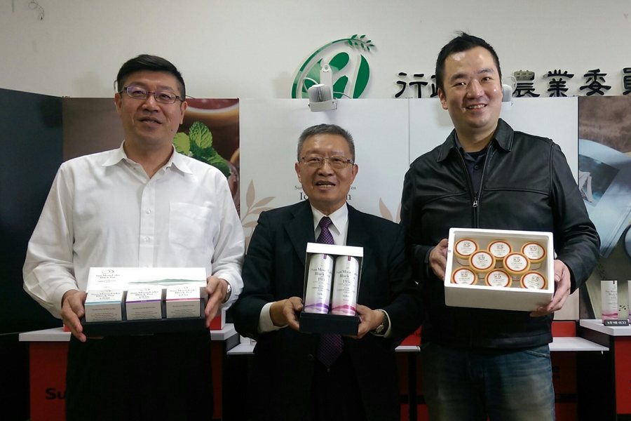 農糧署署長陳建斌(中)與魚池鄉農會總幹事王威文(右)一起推銷日月潭紅茶新產品。(photo by 林祉延/台灣醒報)