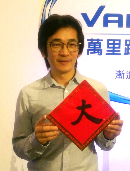 魏德聖4日為鏡片品牌代言,也順道為即將上映的新電影《52Hz, I love you》做宣傳。(photo by 林祉延/台灣醒報)