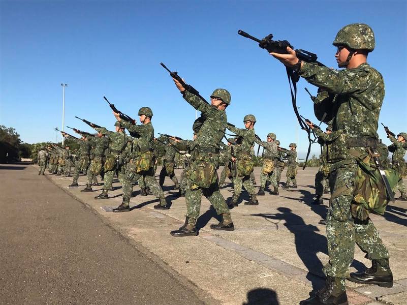國防部重新調整常備役男訓練期程,圖為役男實施清槍動作。(photo by國防部臉書)