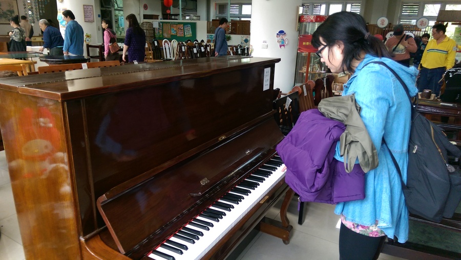 現場競標的鋼琴底價竟然只要400元。(photo by 林祉延/台灣醒報)