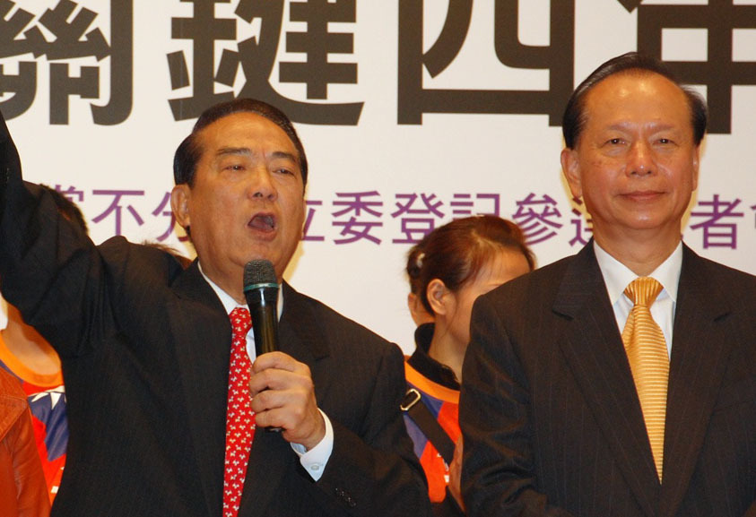 親民黨秘書長秦金生(右)8日上午心肌梗塞意外過世,他曾是親民黨主席宋楚瑜(左)最倚重的幕僚之一。(photo by 親民黨網站)