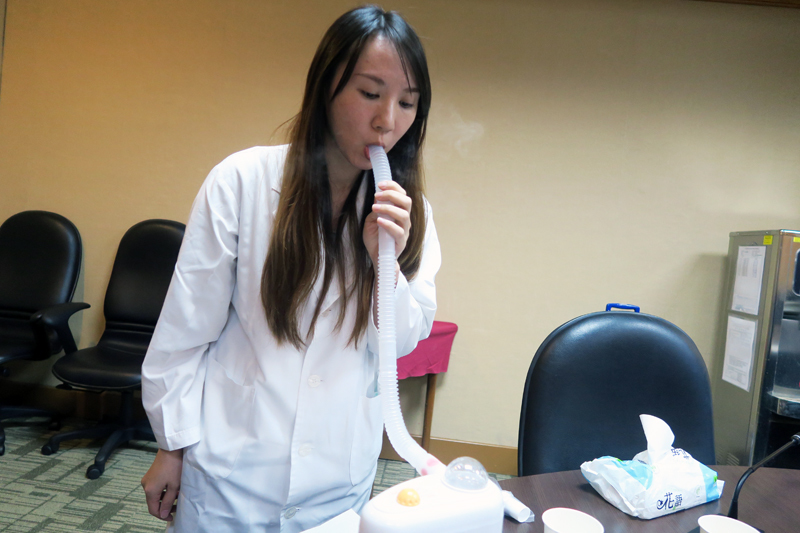 北榮研究發明「引痰檢驗」,可透過非侵入性的方式鑑定呼吸道中不同的發炎細胞種類。(photo by 林亭妤/台灣醒報)