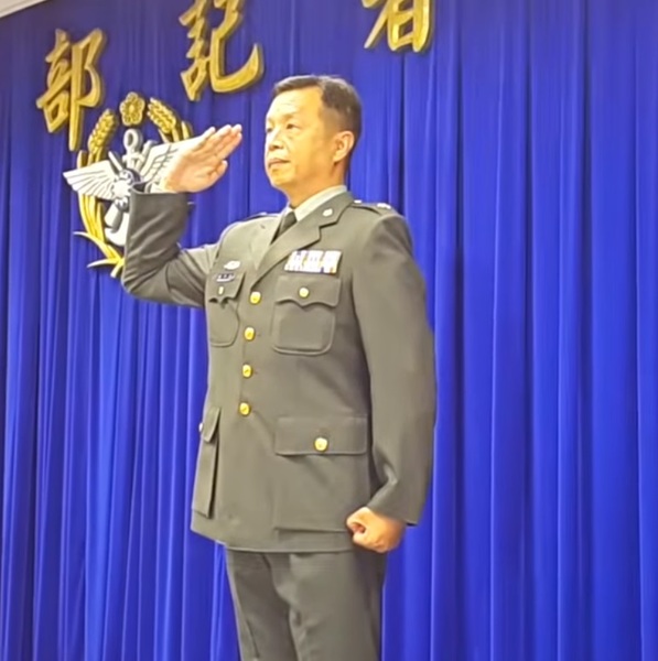 國防部發言人示範新版國軍立正姿勢。(photo by郭恩孝/台灣醒報)