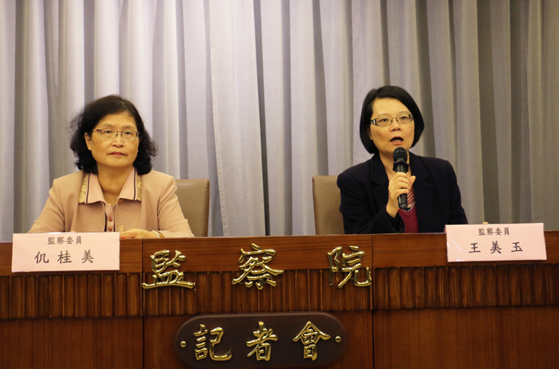 監察委員王美玉(右)、仉桂美(左)期望社會各界能正視測謊產生的問題,執掌司法的司法院與行政院法務部能提出相關修法。(photo by 鄭羿菲/台灣醒報)