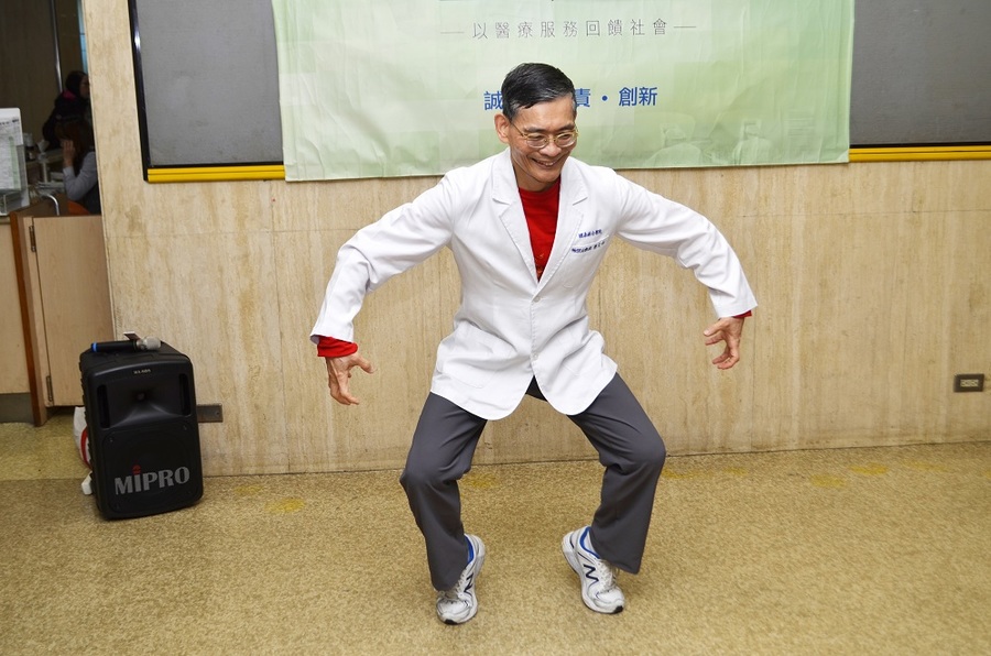 國泰綜合醫院復健科治療師簡文仁示範雞年如意操。(photo by郭恩孝/台灣醒報)